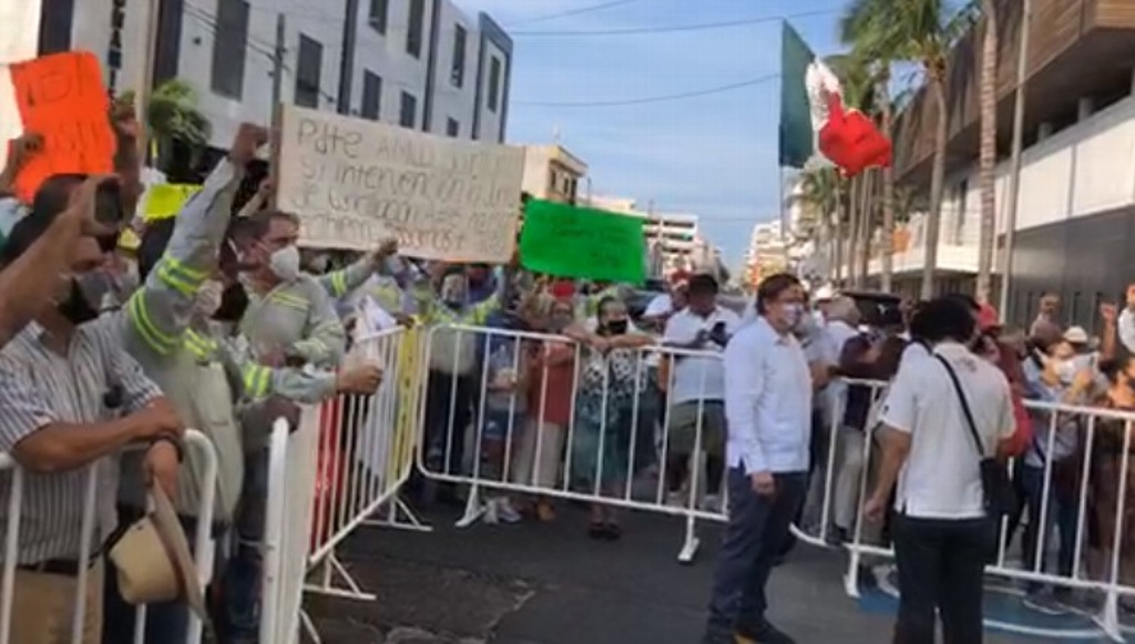 Imagen Se manifiestan en contra y a favor de AMLO en el puerto de Veracruz (+video)