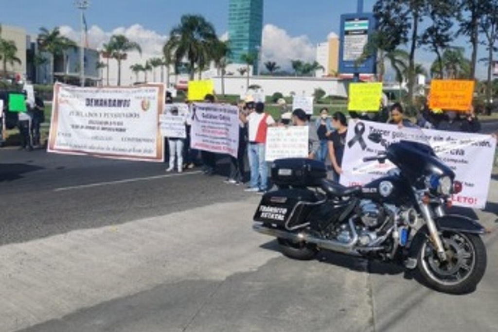 Imagen Reportan bloqueo en la entrada a Xalapa, esta mañana