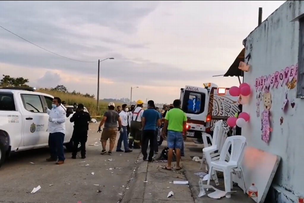 Imagen Conductor atropella al menos a 8 personas que festejaban baby shower en Coatzacoalcos