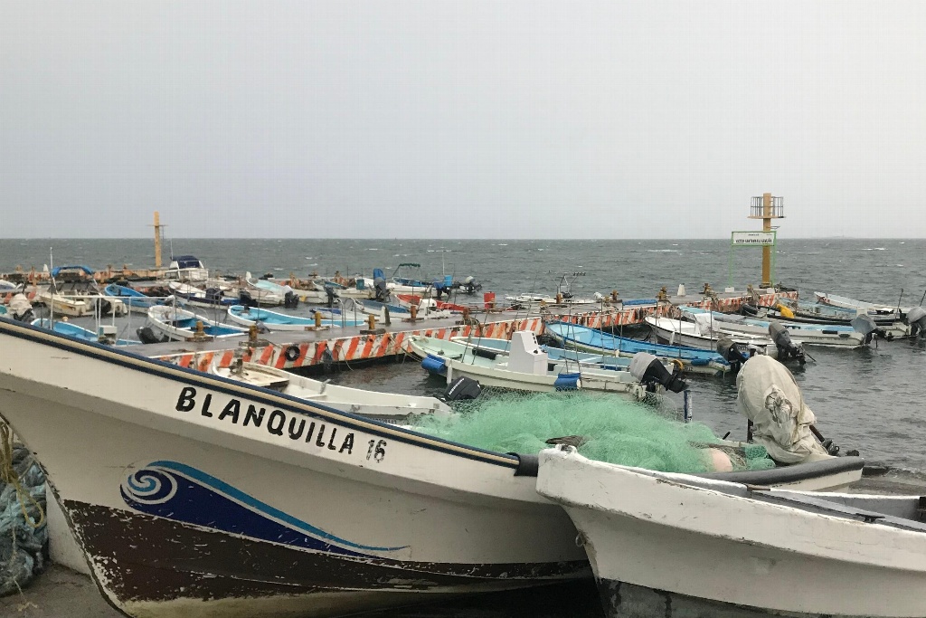 Imagen Pescadores resguardan algunas lanchas por vientos del norte en Veracruz