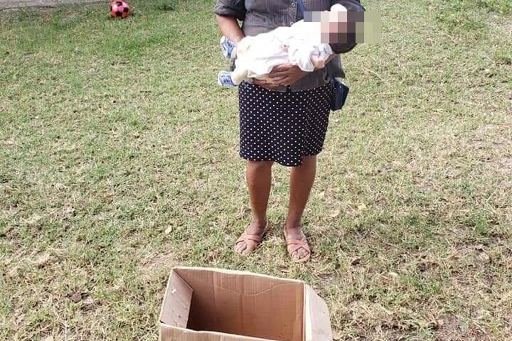 Imagen Abandonan a bebé recién nacido en una caja de cartón en medio de un potrero