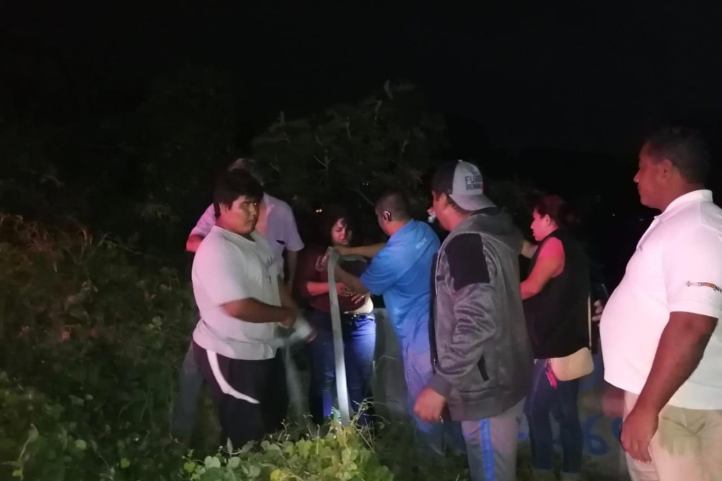 Imagen Mujer es rescatada tras caer con su vehículo a canal de agua, en Veracruz