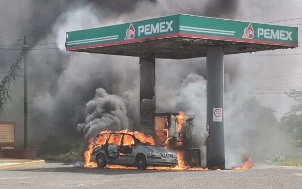 Imagen Se incendia vehículo mientras cargaba combustible en Tlalixcoyan, Veracruz