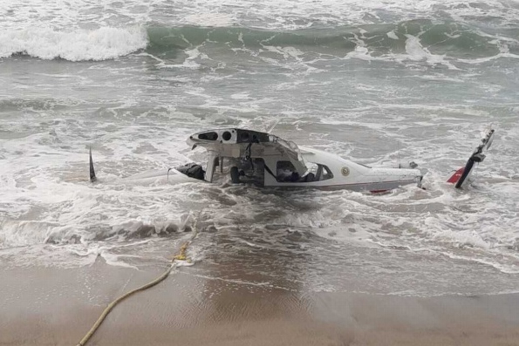 Imagen Reportan desplome de avioneta en playa de Oaxaca