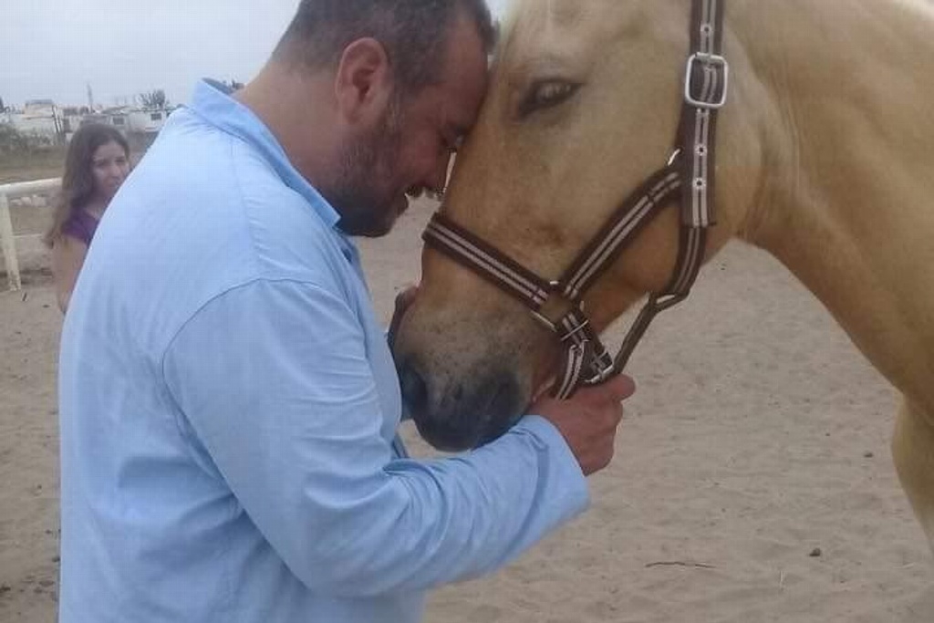 Imagen Equinoterapeuta que colabora con asociación en Veracruz, postulado para condecoración 