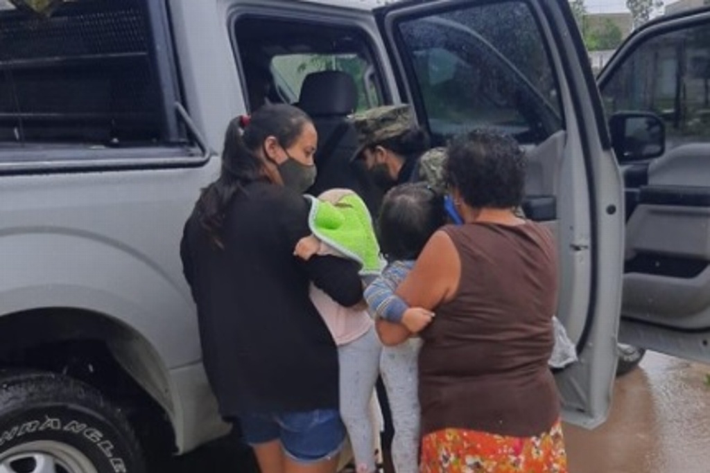 Imagen Evacuan a familias por paso de tormenta tropical 'Gamma' en Cozumel