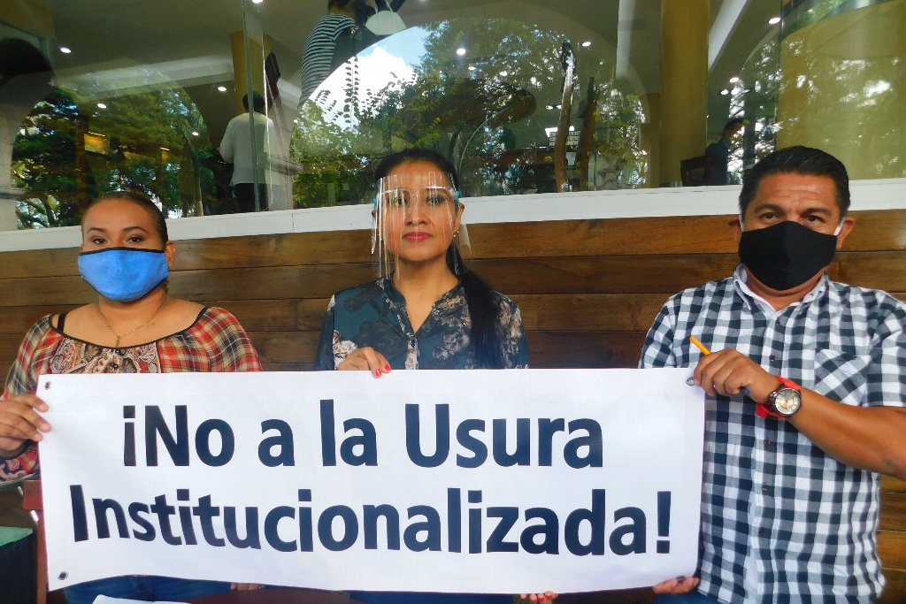 Imagen Maestros exigen a SEV revisar contratos de más de 800 profesores con financieras
