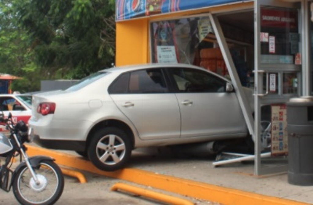 Imagen Automóvil se mete a tienda de conveniencia en Coatzacoalcos, Veracruz