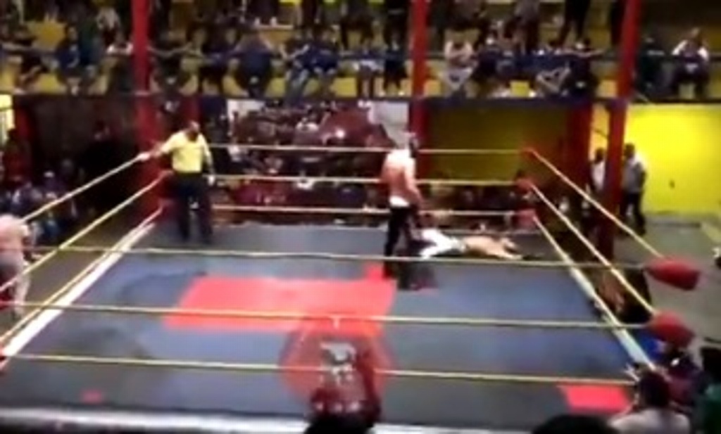 Imagen Muere luchador en plena acción sobre el ring (+Video)