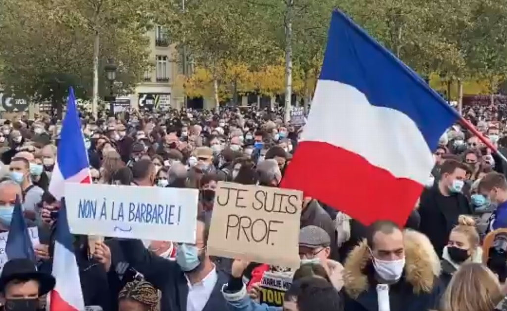 Imagen Miles marchan para rendir homenaje a maestro decapitado en Francia