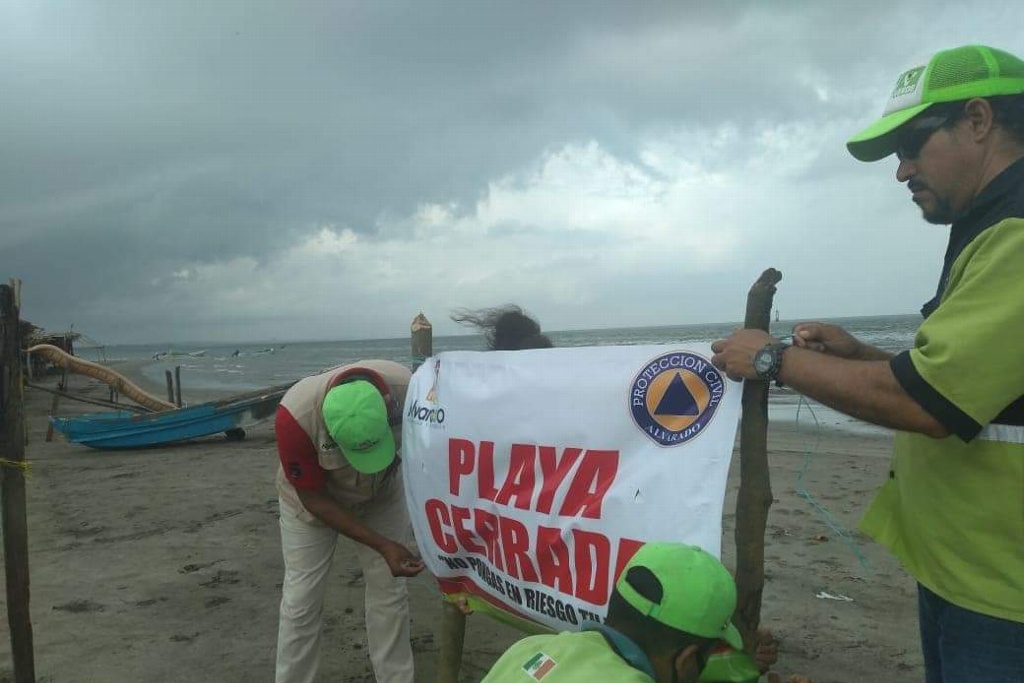 Imagen Pese a cierre de playas en Anton Lizardo, turistas llegan a la zona