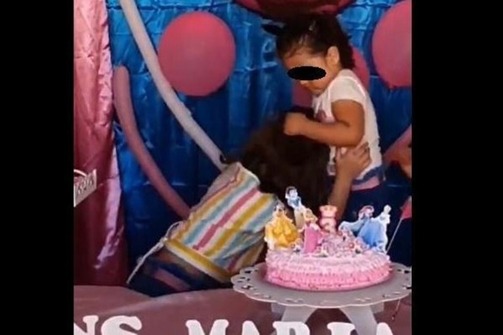 Imagen Se viraliza niña golpeando a su hermanita por soplar la vela de su pastel (+video)