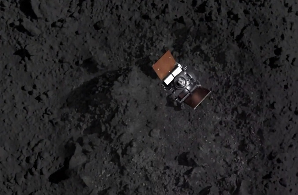 Imagen Desciende nave sobre asteroide para traer muestras a la Tierra 