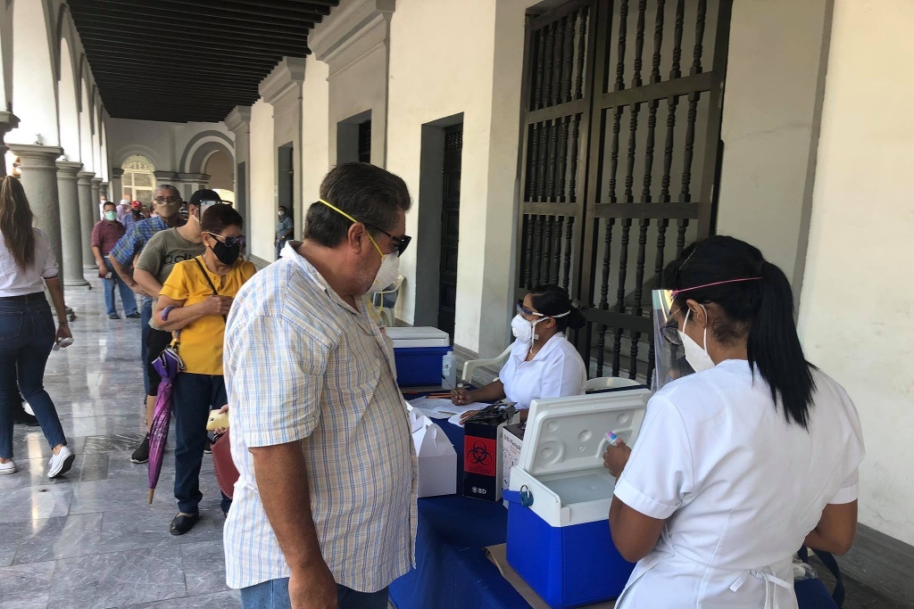 Imagen Aún hay vacunas contra la Influenza en módulo del zócalo de Veracruz 