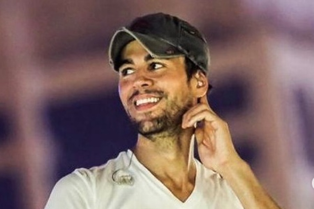 Imagen Tunden a Enrique Iglesias por posar en el excusado con su Latin Billboard (+foto)