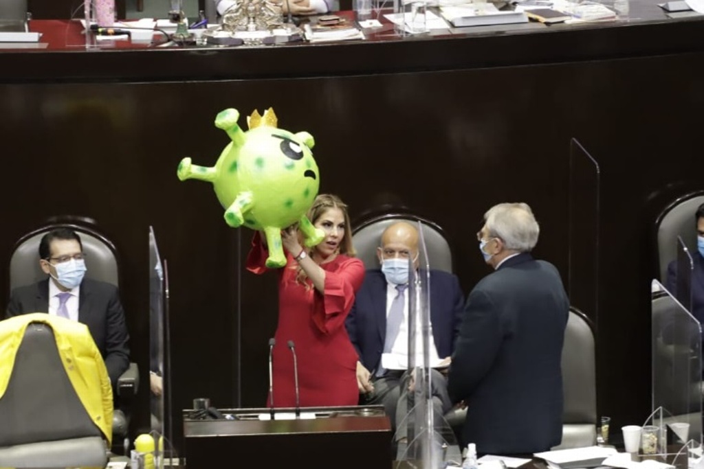Imagen Diputada del PRD regala a López-Gatell una piñata de coronavirus