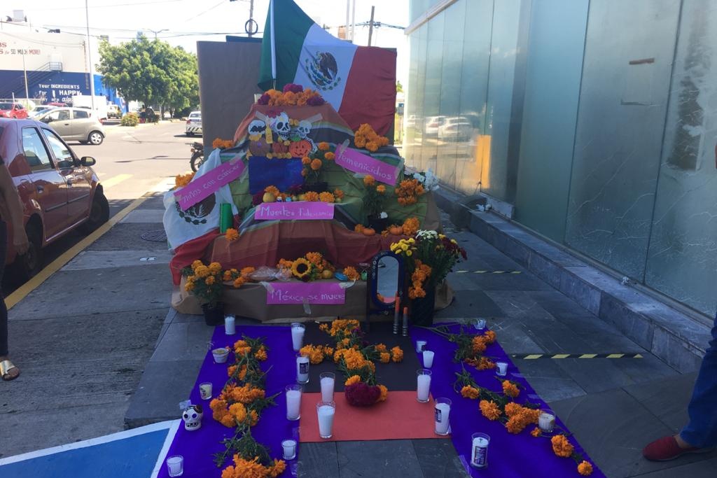 Imagen Con altar de muertos se manifiesta 'FRENAAA' en Boca del Río