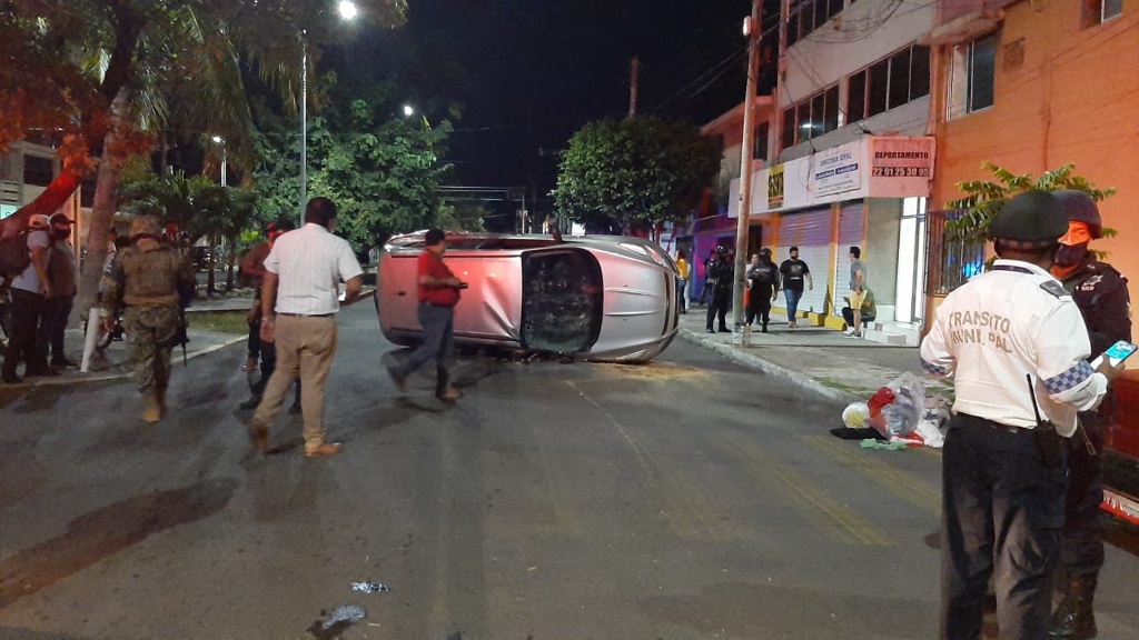 Imagen Taxi provoca volcadura de camioneta y huye con su acompañante, en Boca del Río