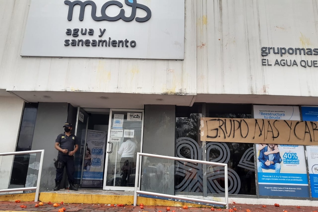 Imagen Lanzan huevos, tomates y agua sucia a oficinas de Grupo MAS en Veracruz (+Fotos y Video)