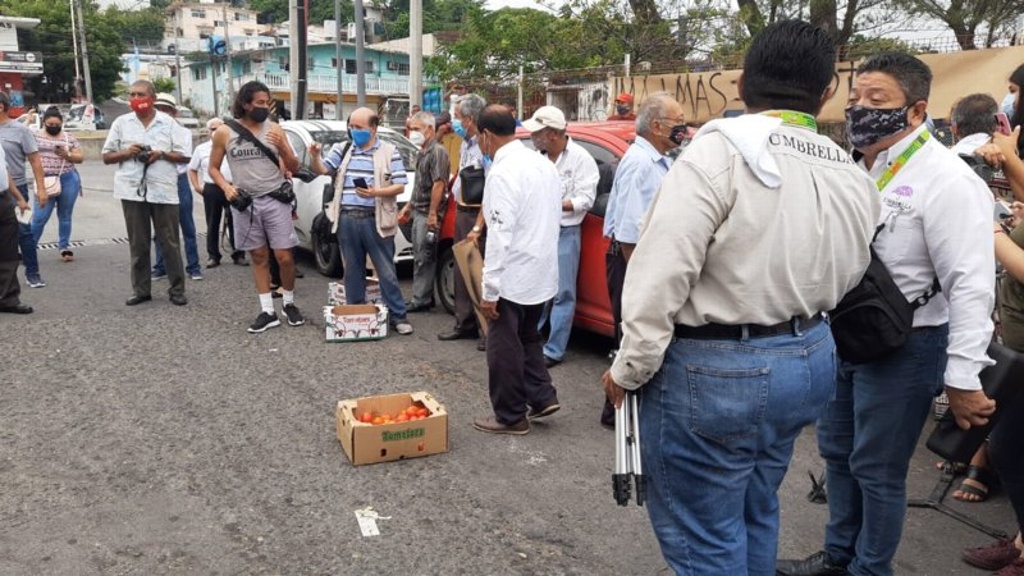 Imagen Manifestantes bloquean calle frente a oficinas de Grupo MAS, en Veracruz 