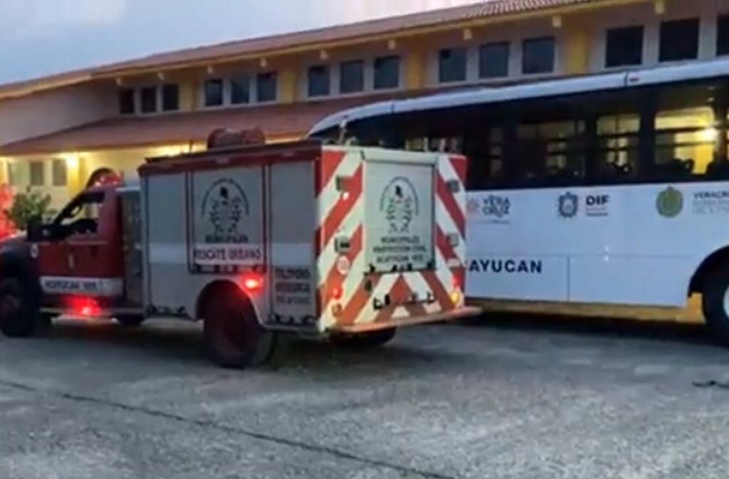 Imagen Intentan incendiar autobús del DIF en Acayucan, Veracruz