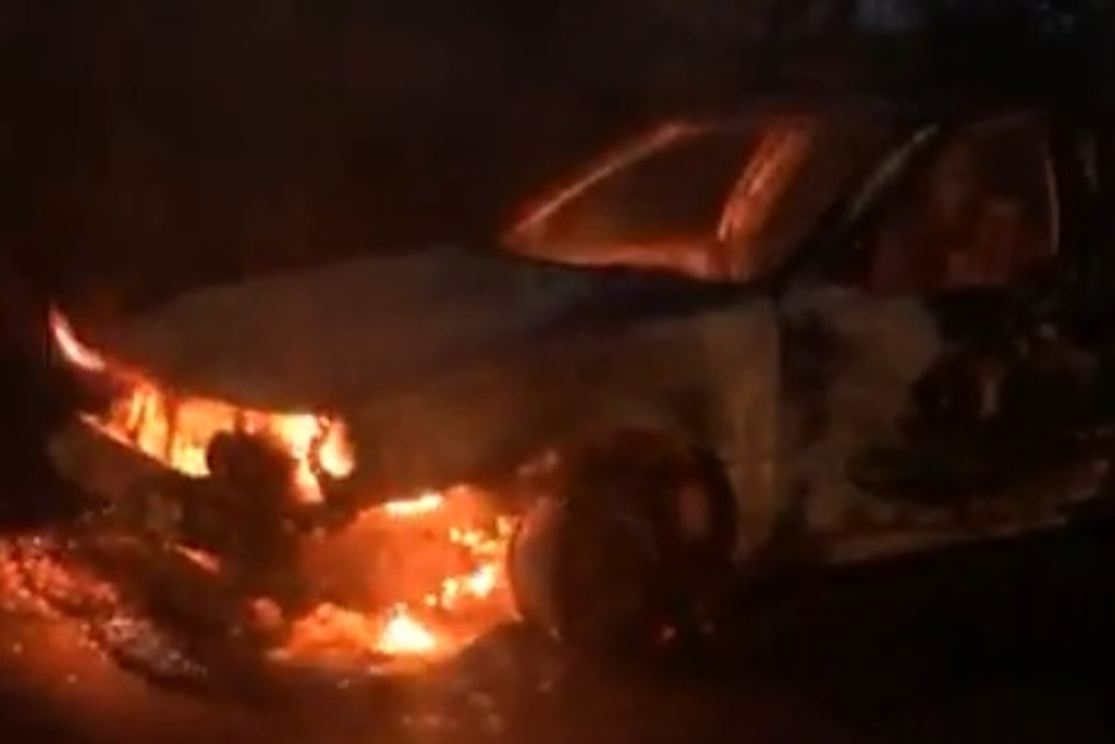 Imagen Incendian carros y bloquean carretera Acayucan 