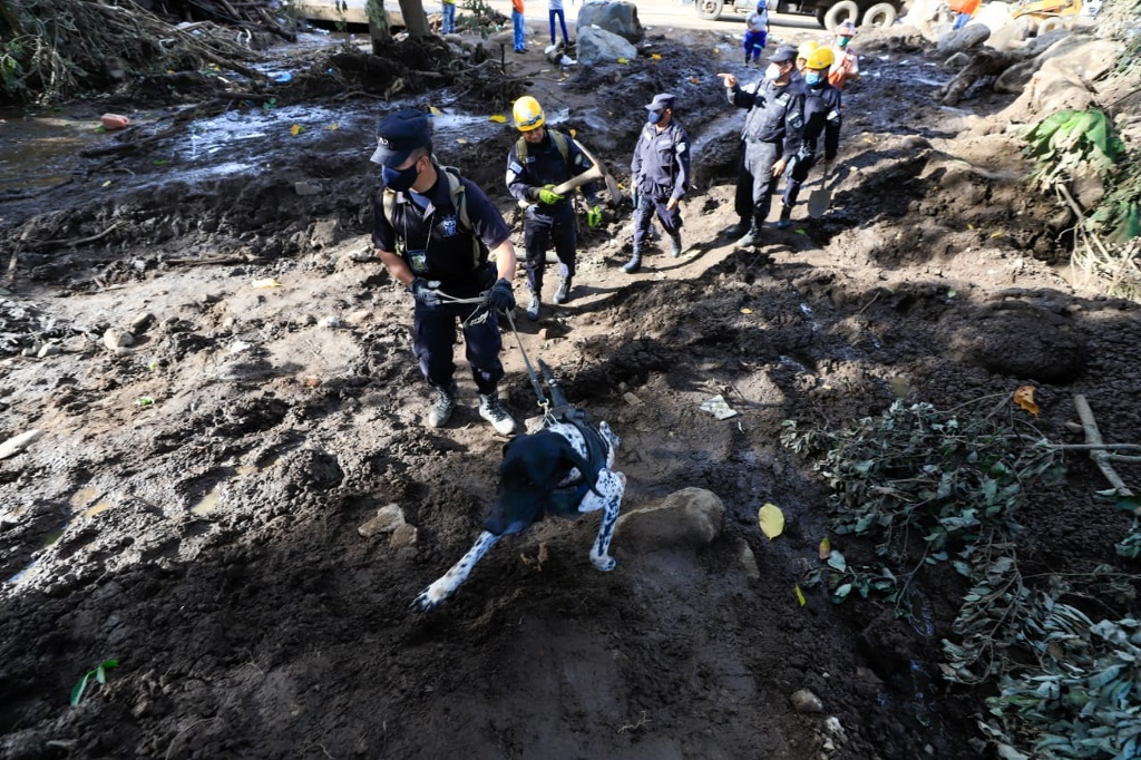Imagen Suman 9 muertos por deslave en El Salvador 