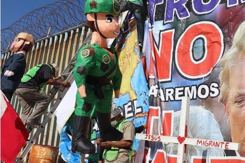 Imagen Migrantes queman piñatas de Trump 