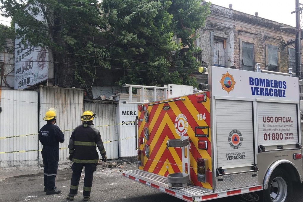 Imagen Se desploma balcón sobre locales y un auto en Veracruz