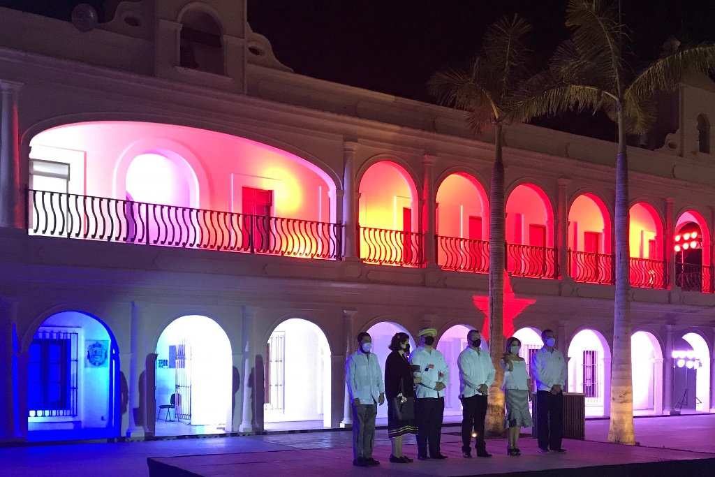 Imagen Iluminan palacio municipal de Boca del Río celebrando independencia de Panamá 