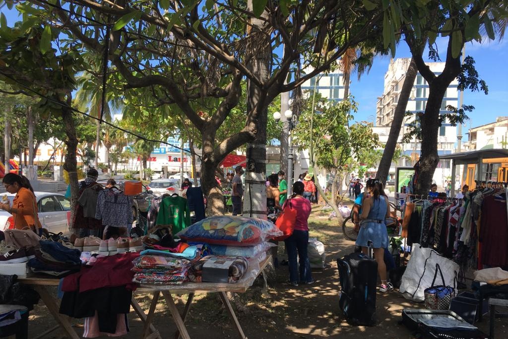 Imagen Realizan bazar callejero como protesta en Veracruz 