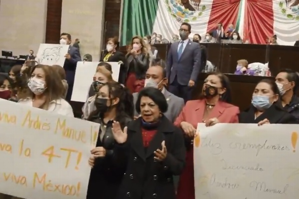 Imagen Diputados de Morena cantan 