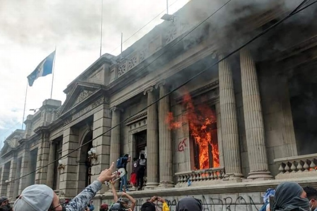 Imagen Manifestantes toman Congreso de Guatemala y le prenden fuego (+Video)
