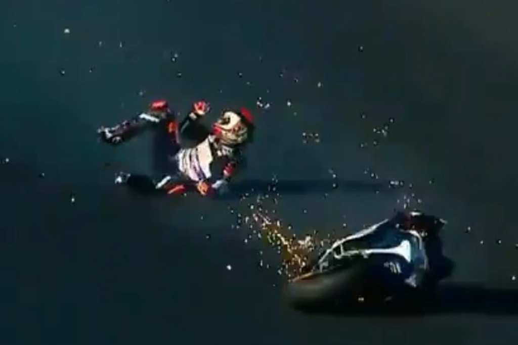 Imagen A gatas, piloto de moto se salva de ser atropellado (+Video)