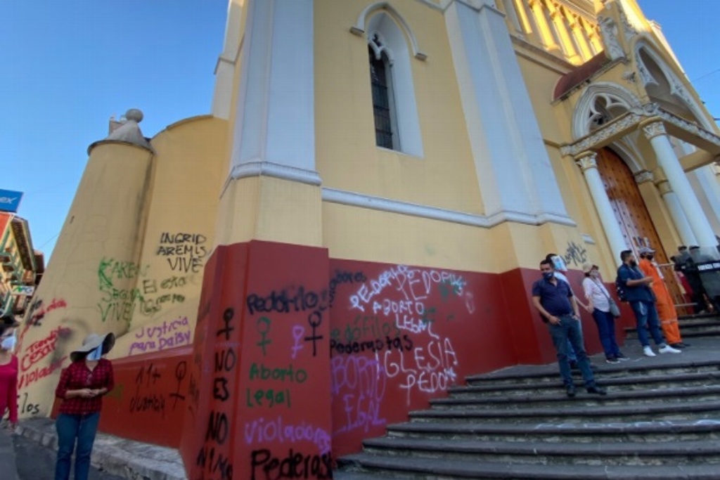 Imagen Tras manifestación vandalizan catedral de Xalapa, denuncia arquidiócesis