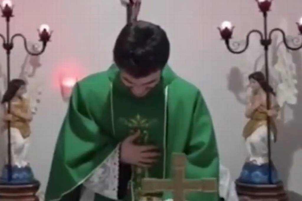 Imagen Sacerdote se viraliza tras sufrir ataque de risa en misa (+Video)