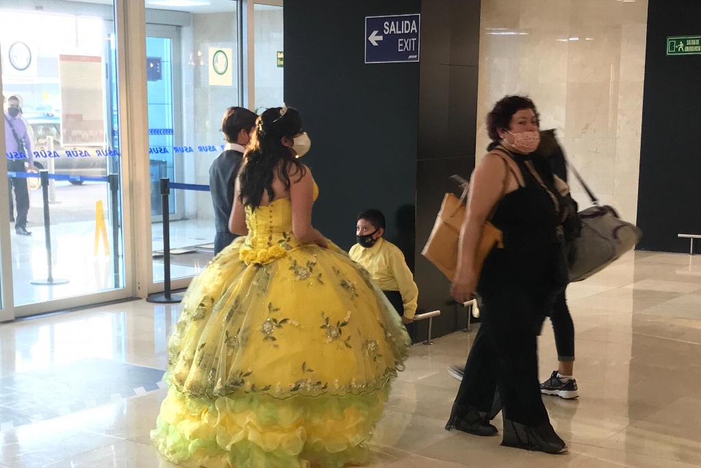 Imagen Así llegó quinceañera a Aeropuerto de Veracruz para celebrar cumpleaños