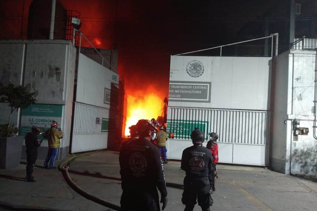 Imagen Evacúan a 250 personas por incendio en subestación eléctrica de CFE en CDMX