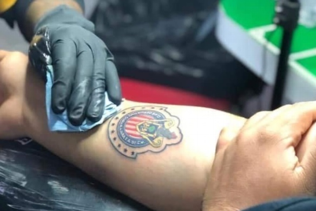 Imagen Aficionado del América pierde apuesta y se tatúa escudo de las Chivas (+Video) 