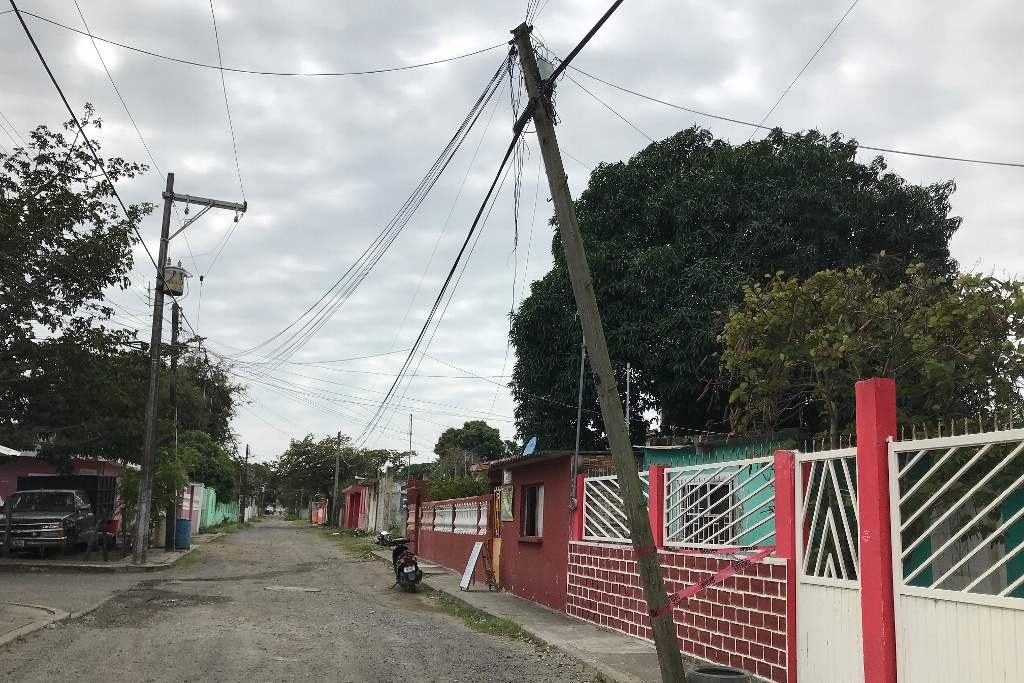 Imagen Poste a punto de caer en colonia de Veracruz; vecinos dicen estar en riesgo
