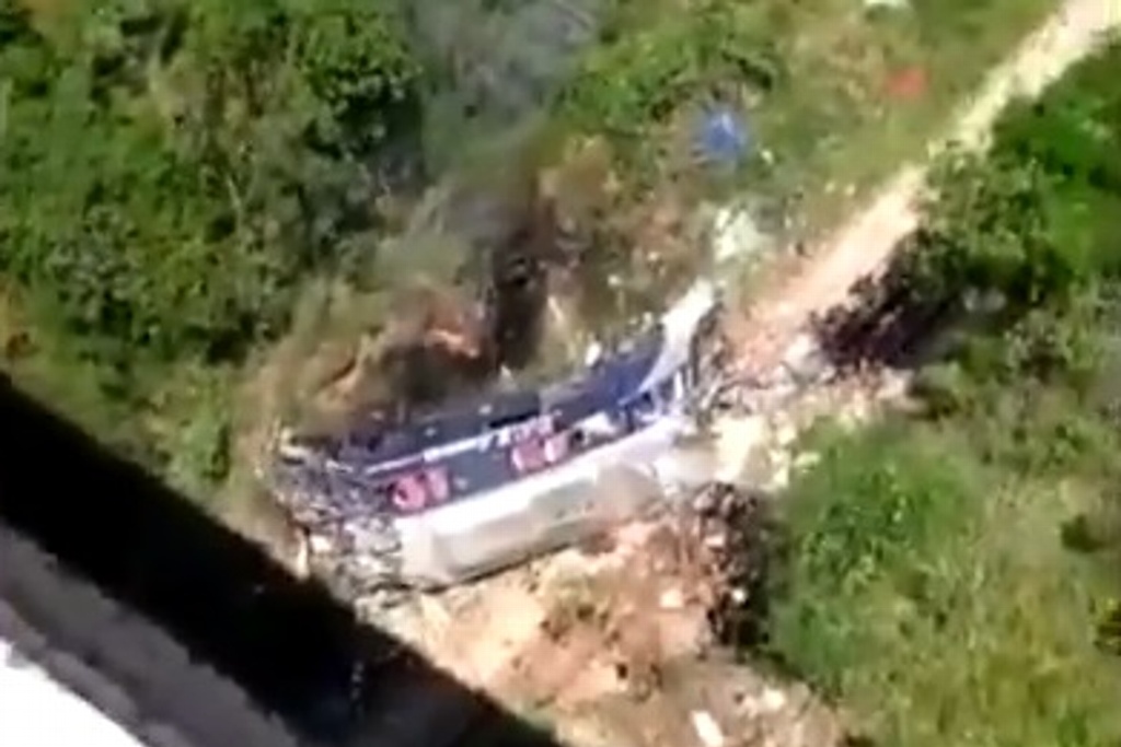 Imagen Cae autobús de 23 metros; hay 16 muertos, 6 lograron saltar