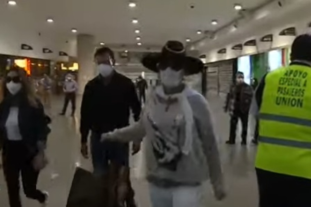 Imagen Alejandra Guzmán “súper buena onda” y “relajada” en aeropuerto (+VIdeo)