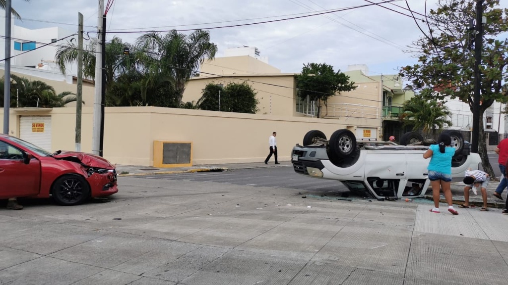 Imagen Aparatoso accidente en calles de Veracruz; hay un auto volcado