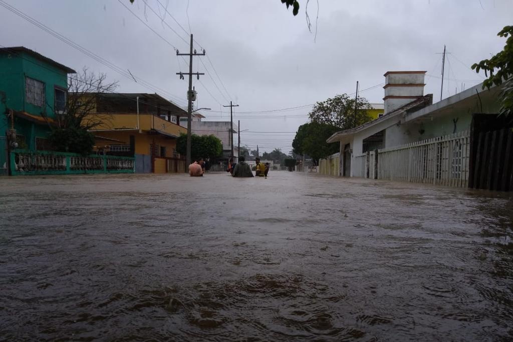 Imagen Atienden inundaciones por desbordamiento de río en Agua Dulce, Veracruz