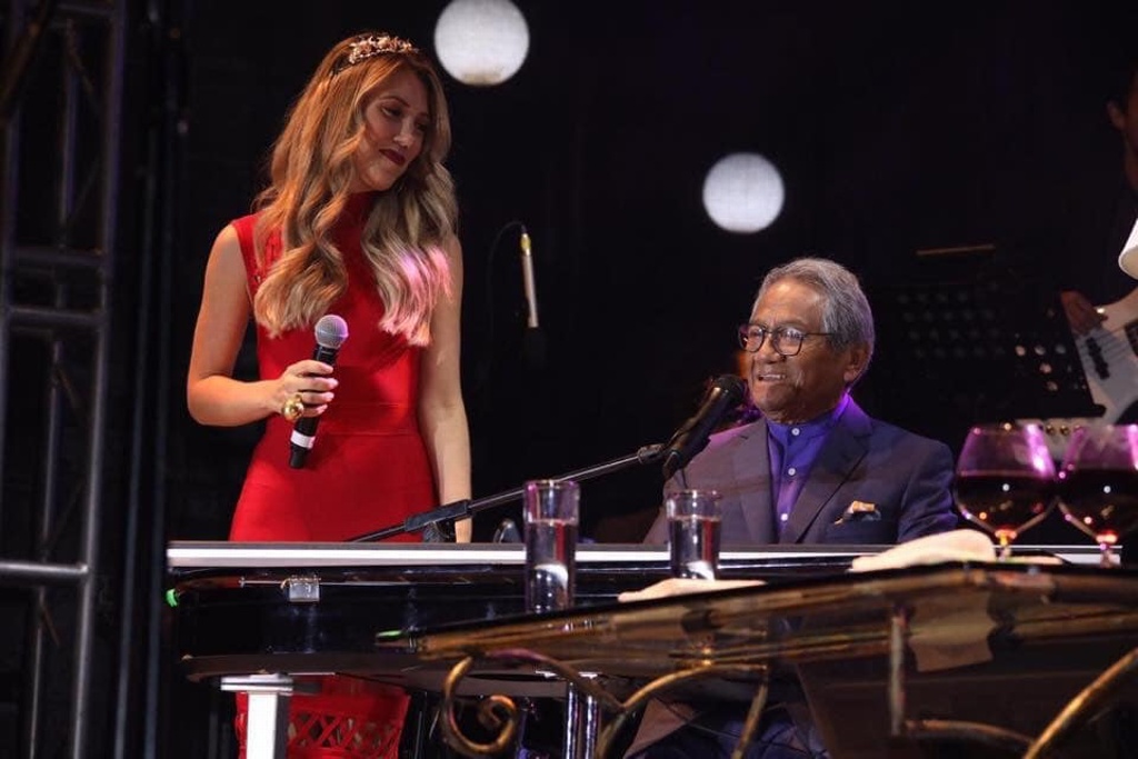 Imagen Armando Manzanero hizo su último concierto con la veracruzana Berenice Girón 