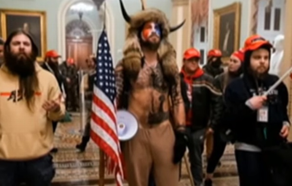 Imagen Detienen a hombre con cuernos que entró al Capitolio y a quien se robó el atril