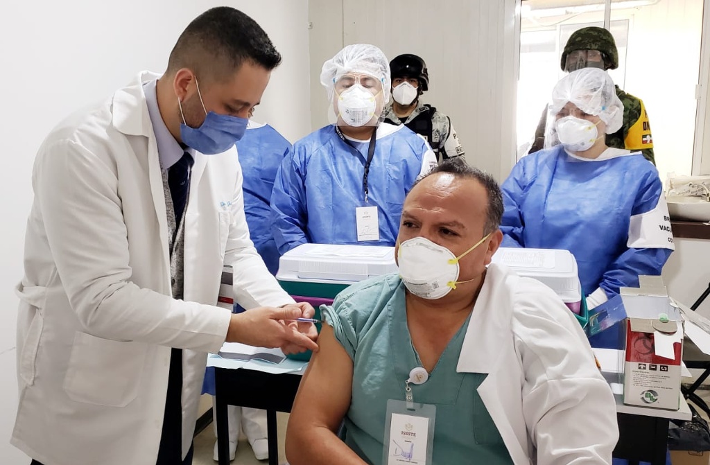 Imagen Aplican primera vacuna COVID-19 en la clínica-Hospital del ISSSTE de Xalapa