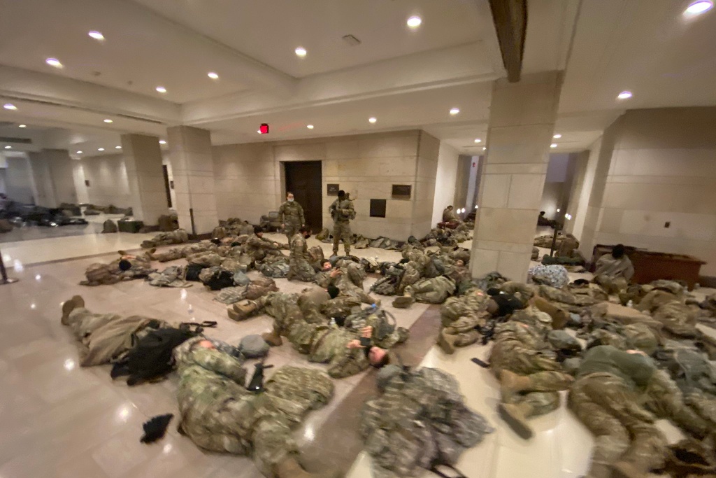 Imagen Elementos de seguridad duermen en el suelo para resguardar el Capitolio