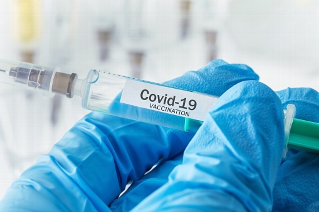 Imagen Aplicación de vacuna COVID-19 a la población debe ser por un profesional de la salud: doctor