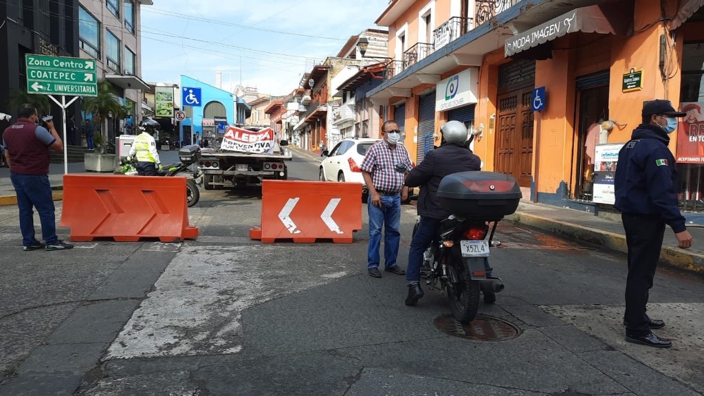 Imagen Entregan tarjetones a repartidores en Xalapa para poder ingresar al centro en alerta preventiva